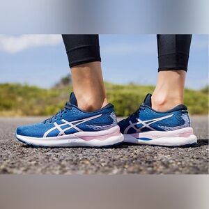 ASICS Women's Gel-Nimbus 24 Wide Running Shoes size 6US